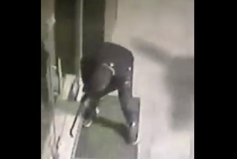 Δείτε με πόση άνεση οι διαρρήκτες αδειάζουν κατάστημα στο Ωραιόκαστρο