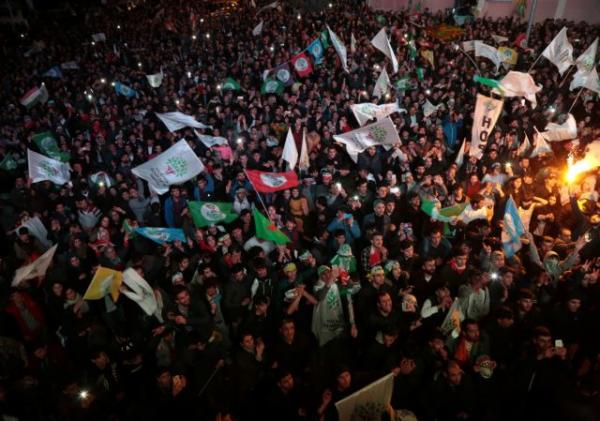 Ντιγιάρμπακιρ: Κούρδοι επιχείρησαν να εισβάλουν στο δημαρχείο μετά τον αποκλεισμό υποψηφίων