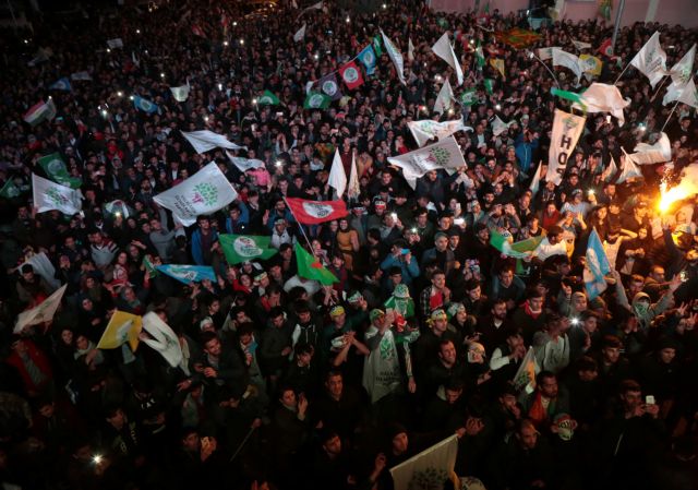 Ντιγιάρμπακιρ: Κούρδοι επιχείρησαν να εισβάλουν στο δημαρχείο μετά τον αποκλεισμό υποψηφίων