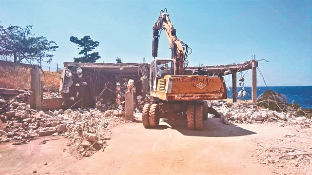Κατεδαφίσεις για όσα κόβουν την πρόσβαση στην παραλία