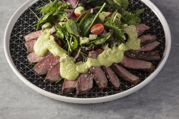 Σαλάτα με μοσχαρίσια μπριζόλα, ντρέσινγκ αβοκάντο και ντοματίνια