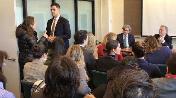 «Τα άκουσε» από τους ομογενείς στις ΗΠΑ ο Κατρούγκαλος για τις Πρέσπες – «Προδοσία»