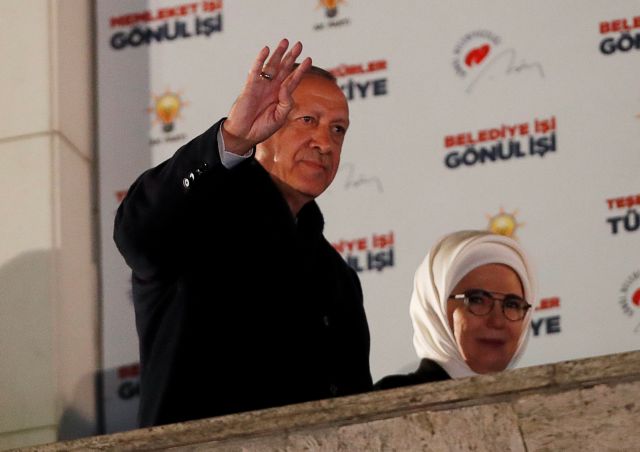 Reuters: Η ήττα στις τουρκικές μητροπόλεις θα οδηγήσει τον Ερντογάν σε λάθη στην οικονομία