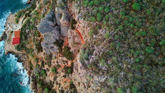 Θρίλερ με σορό γυναίκας σε παραλία της Μεσσήνης