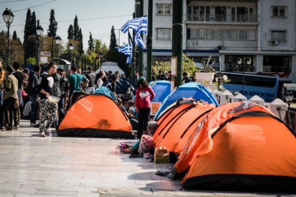 Στο Σύνταγμα οι πρόσφυγες μετά την εκκένωση κατάληψης στα Εξάρχεια