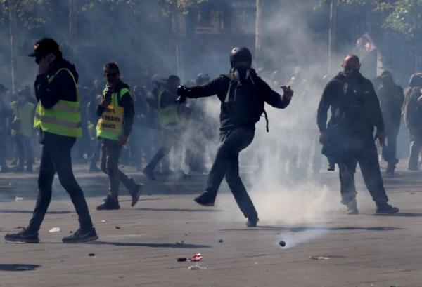 Γαλλία: Σφοδρές συγκρούσεις αστυνομικών με «κίτρινα γιλέκα»