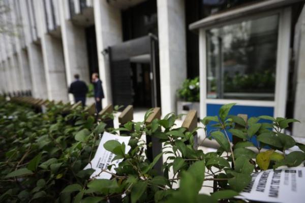 Στέλεχος του Ρουβίκωνα αναρτά φωτογραφία από το κρατητήριο