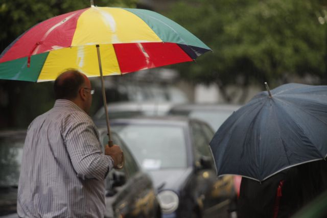 Χαλάει ο καιρός με βροχές και καταιγίδες – Που χρειάζεται ομπρέλα