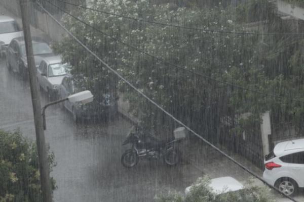 Ξαφνική κακοκαιρία σαρώνει την Αθήνα και προκαλεί μποτιλιάρισμα στους δρόμους