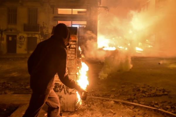 Εξάρχεια: Επίθεση κουκουλοφόρων κατά των ΜΑΤ