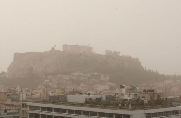 Καιρός: Άνοδος της θερμοκρασίας, σκόνη και μπόρες