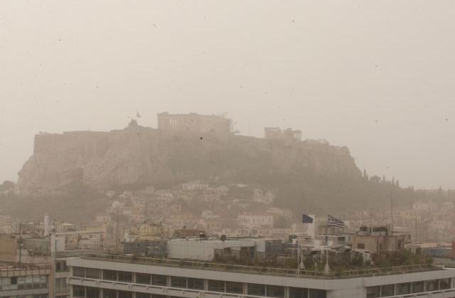 Καιρός: Άνοδος της θερμοκρασίας, σκόνη και μπόρες