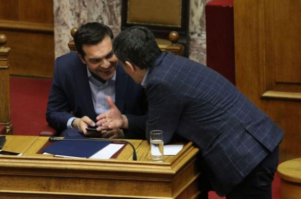 Μετά τους φόρους τάζουν «λαγούς με πετραχήλια» – Έρχονται νέες παροχές