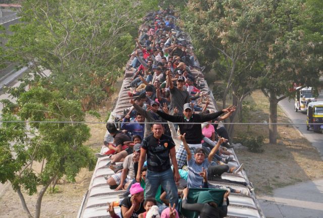 Μεξικό: Εκατοντάδες πρόσφυγες ανέβηκαν σε εμπορική αμαξοστοιχία για να φτάσουν στις ΗΠΑ