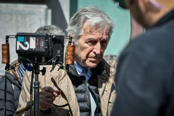 Ο Κώστας Γαβράς κάνει ταινία το βιβλίο του Γιάνη Βαρουφάκη