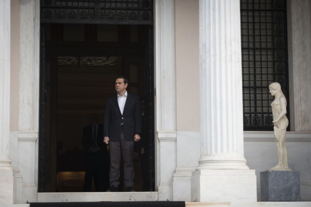 Μαξίμου: «Πουλάει» παροχές και υπερπλεόνασμα για να αλλάξει την ατζέντα από το φιάσκο Πολάκη