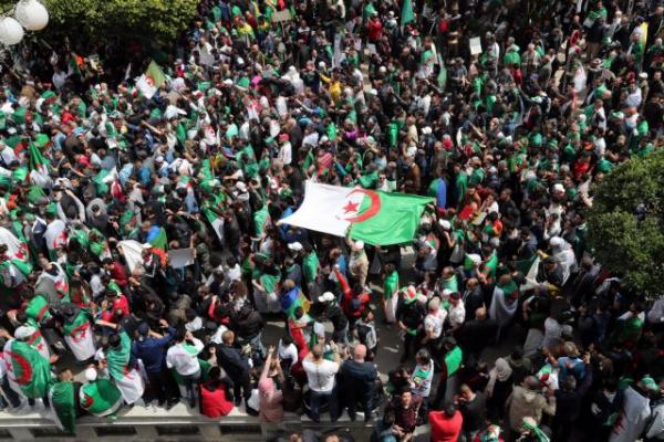 Αλγερία: Μεγάλες διαδηλώσεις κατά της μεταβατικής κυβέρνησης