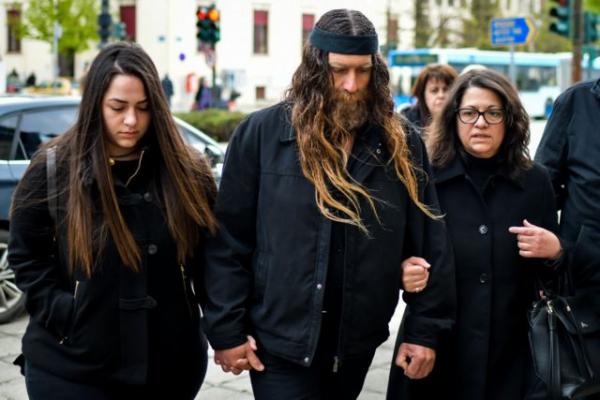 Μητέρα Γιακουμάκη: Βαγγέλη μου διαπραγματεύονται την απώλεια σου