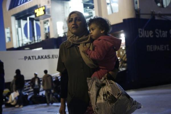 Στον Πειραιά μεταφέρθηκαν 494 πρόσφυγες από τη Σάμο
