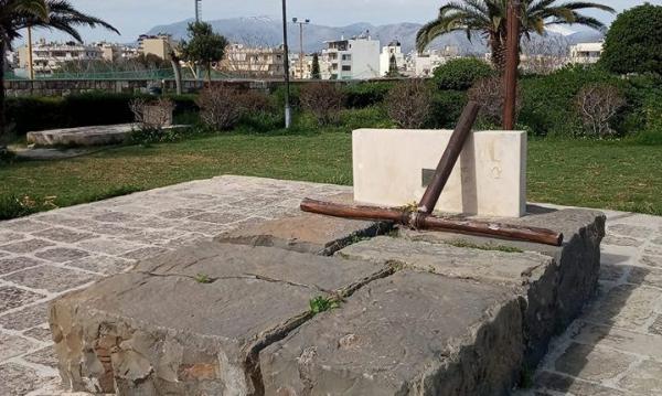 Ηράκλειο: Έσπασε ο σταυρός από τον τάφο του Καζαντζάκη