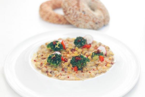 Μπίζα με μπρόκολο και ταχίνι