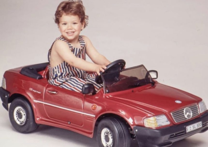 Μπορείτε να μαντέψετε τον τραγουδιστή της φωτογραφίας;