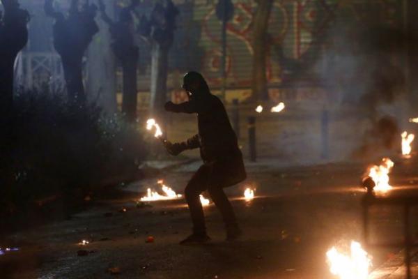 Μπαράζ επιθέσεων με πέτρες και μολότοφ στο Πολυτεχνείο