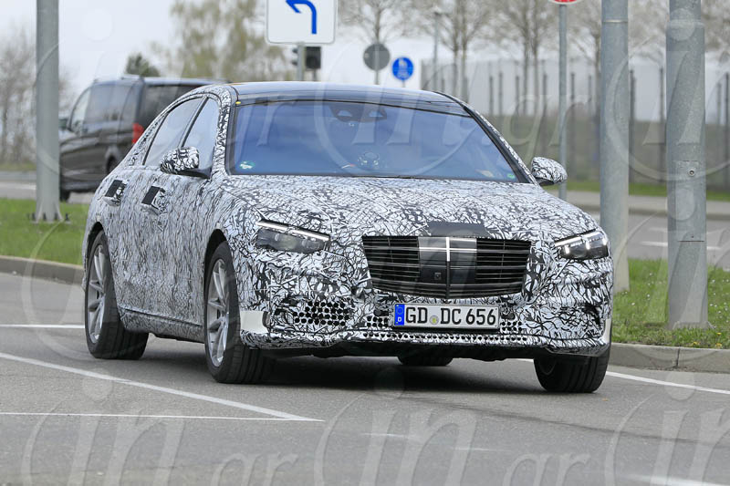 Mercedes-Benz S-Class: Η γοητεία της τεχνολογικής υπερβολής