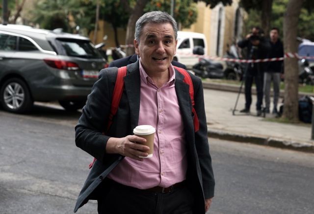 Υπεκφυγές Τσακαλώτου στην κριτική Μητσοτάκη για την Οικονομία