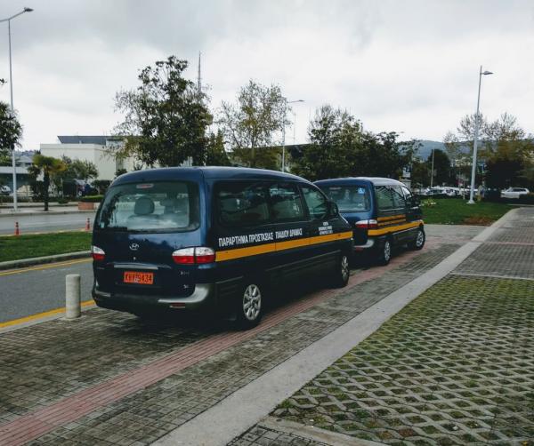 Η Φωτίου μιλούσε για τα ΑμεΑ και οι συνοδοί της πάρκαραν σε οδηγούς όδευσης τυφλών