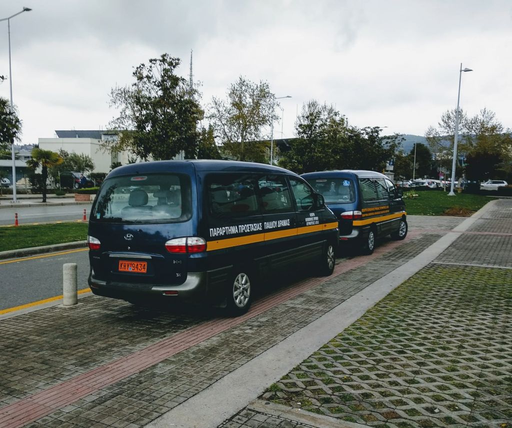 Η Φωτίου μιλούσε για τα ΑμεΑ και οι συνοδοί της πάρκαραν σε οδηγούς όδευσης τυφλών