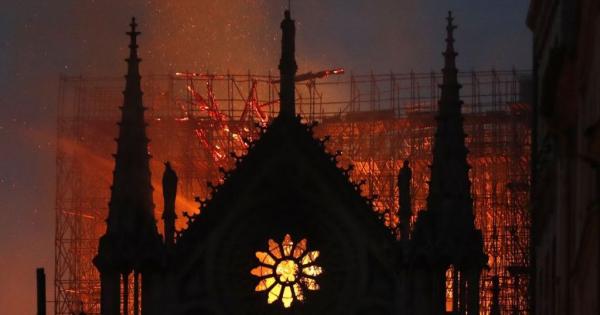 Πώς κάηκε η Παναγία των Παρισίων; Ενα βίντεο – ντοκουμέντο και πολλές θεωρίες συνωμοσίας