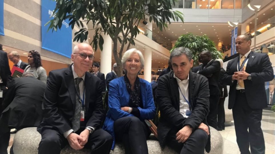 Στο… παγκάκι τα «βρήκαν» Τσακαλώτος – Λαγκάρντ