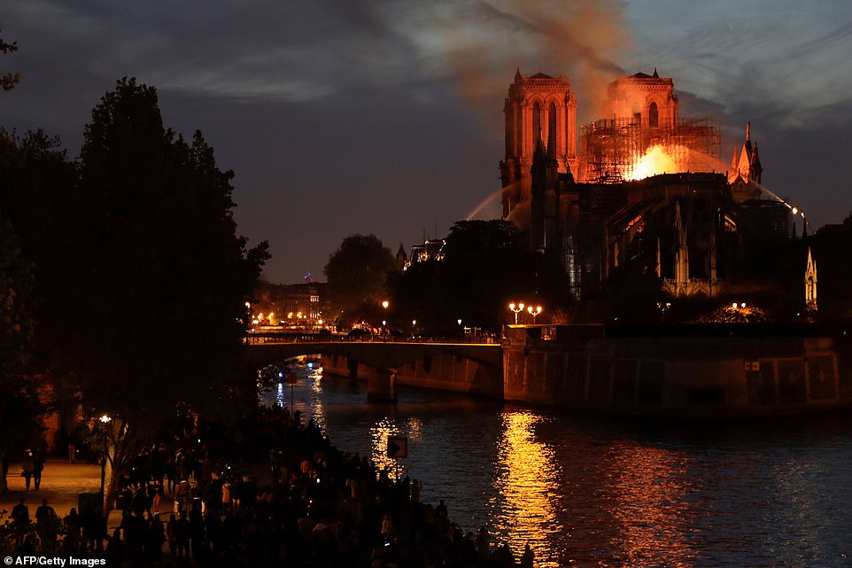 Παναγία των Παρισίων: Η συγκλονιστική μάχη με τις φλόγες