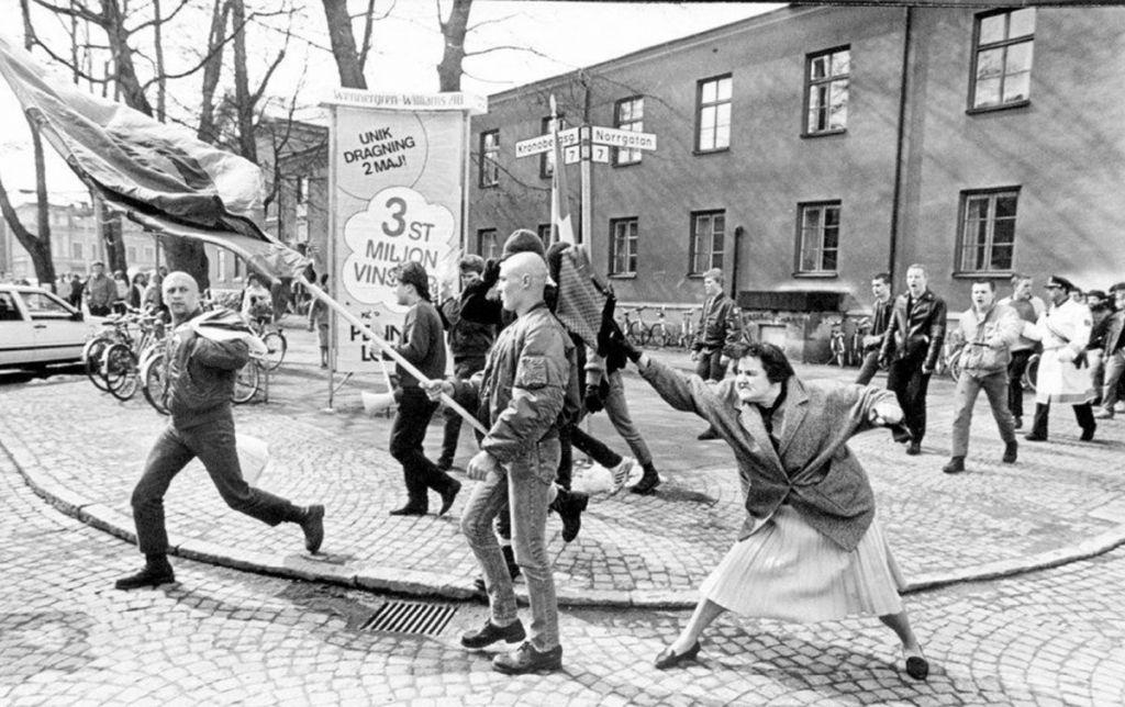 Ν. Ντάνιελσον: Η γυναίκα που έριξε «τσαντιά» στον νεοναζισμό έγινε άγαλμα