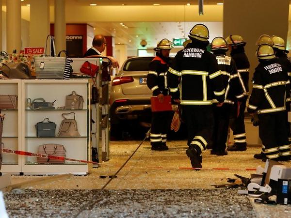 Αμβούργο: Αυτοκίνητο έπεσε στην είσοδο εμπορικού κέντρου- Αρκετοί τραυματίες