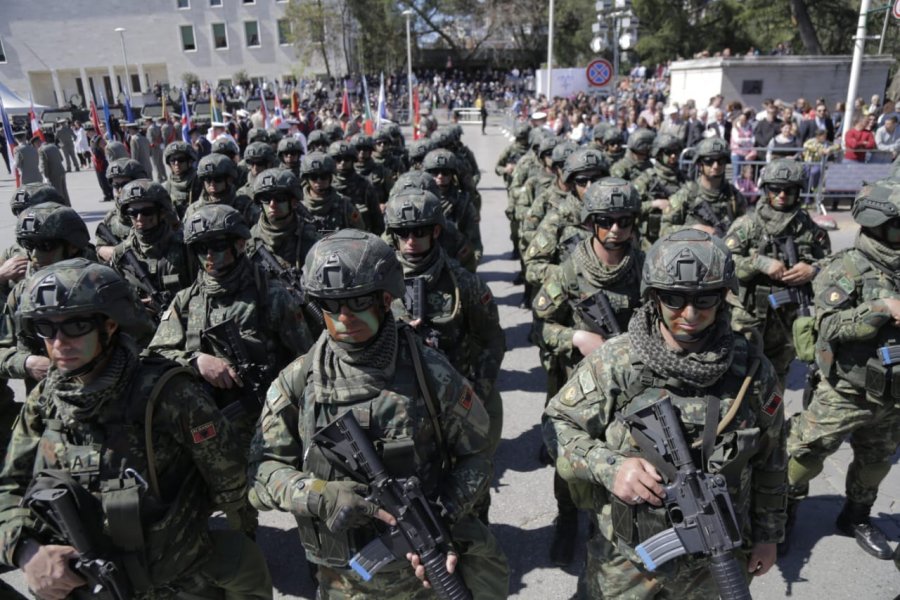 Γιατί λιποθυμούσαν οι αλβανοί στρατιώτες στην παρέλαση για την επέτειο ένταξης στο ΝΑΤΟ;