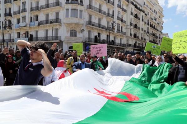 Αλγερία: Ο στρατός απαιτεί διώξεις εναντίον της «κυβερνώσας ελίτ»