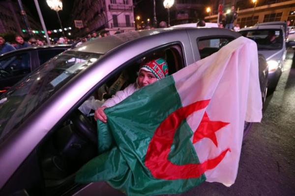 Πανηγυρίζουν στην Αλγερία την παραίτηση Μπουτεφλίκα