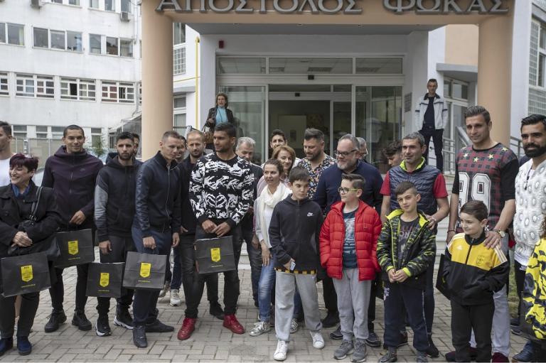 Μοίρασε δώρα και χαμόγελα στο Ιπποκράτειο ο Άρης