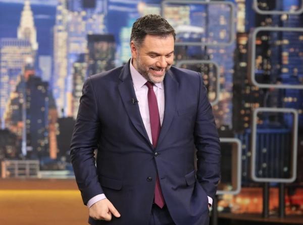 Διάσημος παρουσιαστής «απειλεί» τον Γρηγόρη Αρναούτογλου