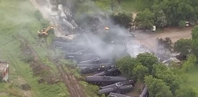 Συναγερμός στο Τέξας από εκτροχιασμό τρένου που μετέφερε αιθανόλη