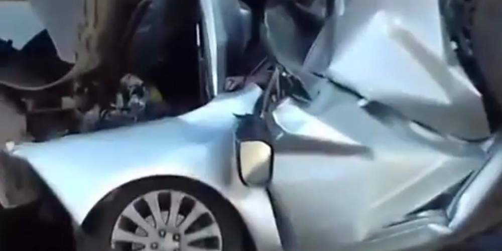 Απίστευτο: Αυτοκίνητο συνεθλίβη από δύο φορτηγά, όμως ο οδηγός επιβίωσε