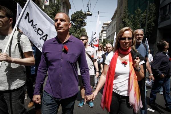 «Αγάπη μου έκλεισα τις τράπεζες» -Τι λέει η Δ. Στράτου για τη φράση που αποδόθηκε στον Βαρουφάκη