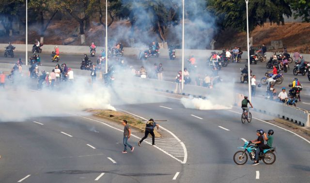 Συγκρούσεις στη Βενεζουέλα: Στα δύο ο στρατός μετά το κάλεσμα εξέγερσης του Γκουαϊδό