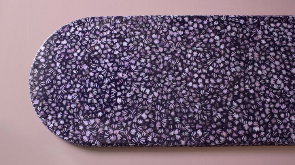 Η Bethan Grey δημιουργεί έπιπλα από κοχύλια και φτερά