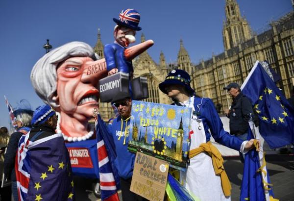 Brexit: Πρώτη παραίτηση υφυπουργού της Μέι ενόψει της συνάντησης με Κόρμπιν