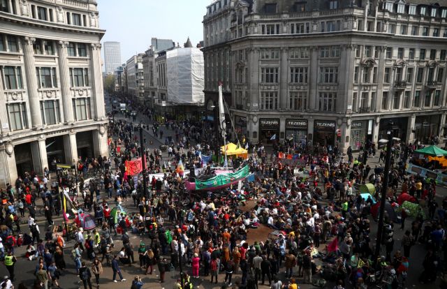 Διαδηλώσεις για το κλίμα στο Λονδίνο: Ακτιβιστές ανέβηκαν πάνω σε συρμό
