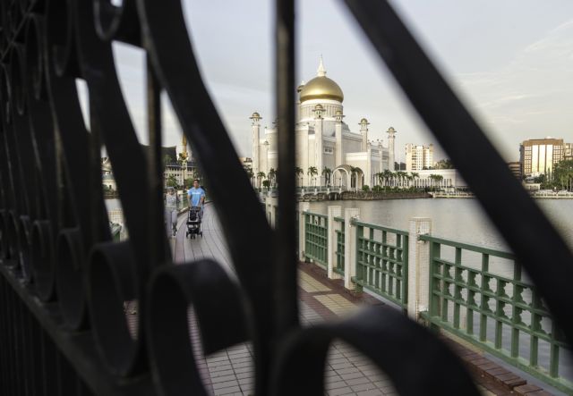 Η εκτέλεση ομοφυλόφιλων δια λιθοβολισμού είναι… προληπτικό μέτρο, λέει το Μπρουνέι