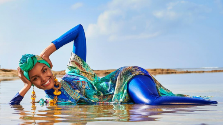 Το πρώτο μοντέλο με χιτζάμπ και μπουρκίνι στο Sports Illustrated